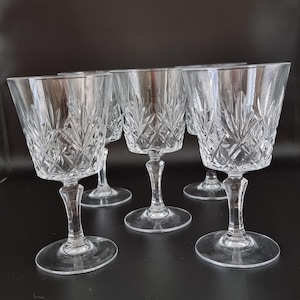 Set of 5 elegant crystal glass white wine glasses