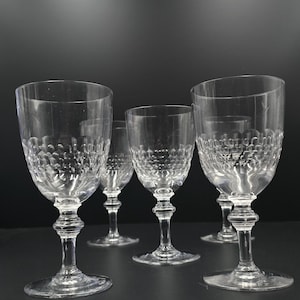 Set med 5 vintage kristallvinglas. 250 ml. Bikakeskuren skål med knopp och elegant barglas.