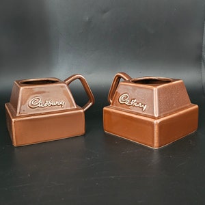 Vintage retro Cadbury pair of hot chocolate mugs.