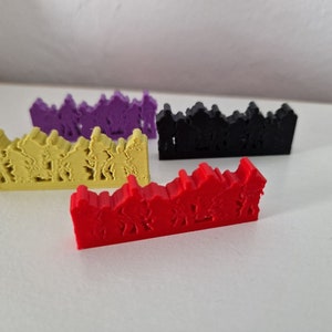 Peut inclure: Quatre rangées de figurines en plastique, chaque rangée d'une couleur différente : rouge, jaune, violet et noir. Les figurines sont toutes alignées et regardent dans la même direction.