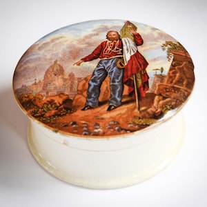 Panela e tampa antigas da era vitoriana da Prattware – Giuseppe Garibaldi – F. R. Pratt & Co. Fenton – c. 1864