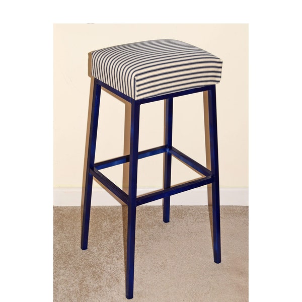 Tabouret de bar rembourré bleu nuit sur mesure