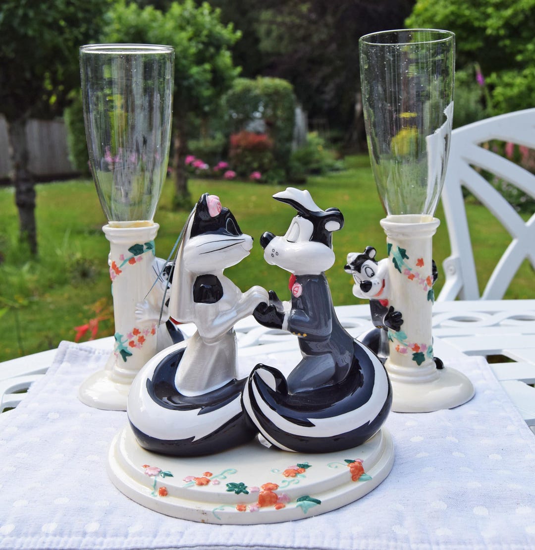 disney-pepe-le-pew-looney-tunes-wedding-cake-topper-and-toasting-flutes