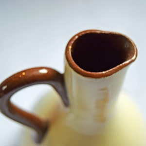 RARE FIND St. Marychurch Pottery Torquay  Vinegar Bottle  
Condition: As new.  Used for display only.  No chips, cracks or crazing.

Height: 14cms
Width: 8cms