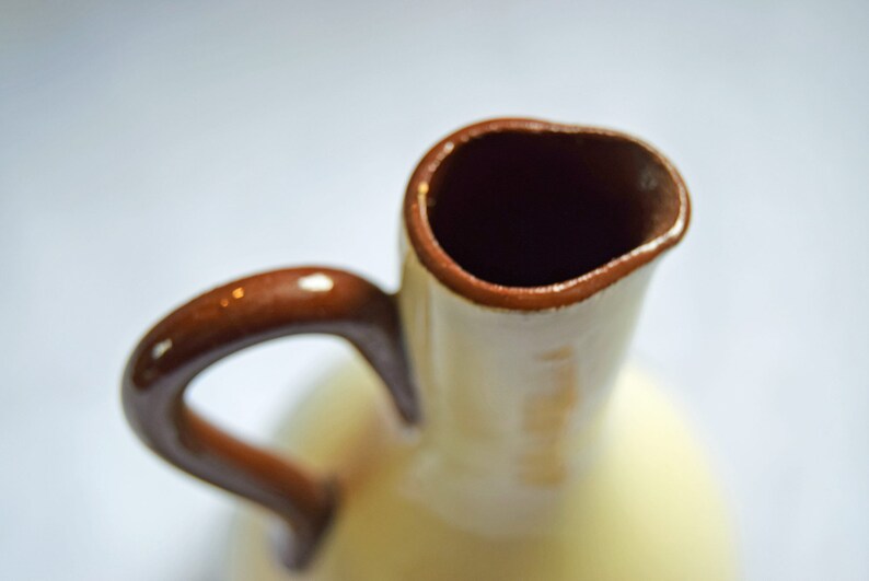 RARE FIND St. Marychurch Pottery Torquay  Vinegar Bottle  
Condition: As new.  Used for display only.  No chips, cracks or crazing.

Height: 14cms
Width: 8cms