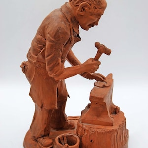 Vintage terrakottafigur "smed" från 1980 – av skulptören Leslie Fishleigh