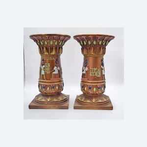 Par de candelabros de resina fundida en frío faraoneses veroneses, pedestales y maceteros