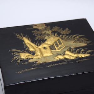 Antieke oosters gelakte kartonnen doos – zwart en goud, ca 1880