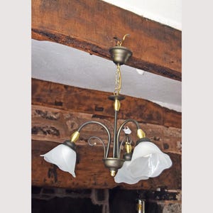 Vintage tulpanljuskrona: Frostat glas och mässingsdetaljer - Retro Light