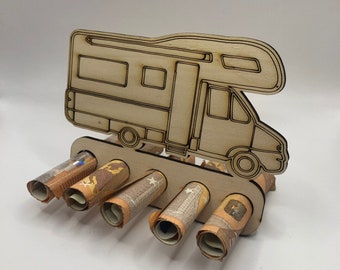 Könnte beinhalten: Holz-Wohnmobil-Geldhalter mit Schlitzen für gerollte Geldscheine. Das Wohnmobil ist braun und hat ein weißes Dach. Es gibt fünf Schlitze für Geldscheine, und die Schlitze sind mit gerollten Geldscheinen gefüllt.
