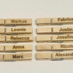 Houten knijpers, wasknijpers met gewenste naam/gepersonaliseerde 71 mm bruiloft, gastencadeau, plaatskaartjes