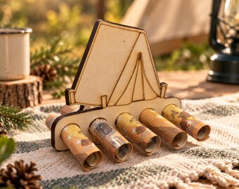 Könnte beinhalten: Ein heller Holzständer in Form eines Campingzeltes mit fünf kreisförmigen Aussparungen an der Basis. In jeder Aussparung steckt ein zusammengerollter Geldschein, wodurch eine horizontale Reihe von Geldrollen unter der Zeltform entsteht.