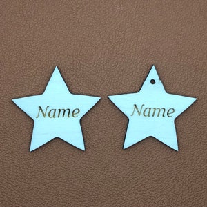 Stella 6 cm con incisione nome, regalo personalizzato per Natale, etichetta regalo personalizzata, stella in legno con foro