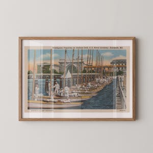 Stampa artistica su carta con guardiamarina che prepara barche a vela, decorazione murale dell'Accademia Navale, decorazione murale della vela, arredamento nautico retrò, vela militare d'epoca