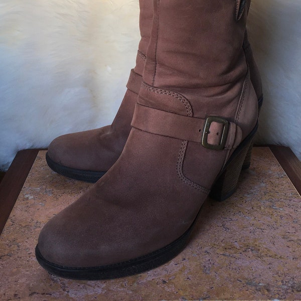 La CANADNIENNE Dark Brown Suede Leather Mid-Calf Boots. Made In CANADA. Size US 9. In Very Good Vintage Condition. Show Some Signs of Wear.