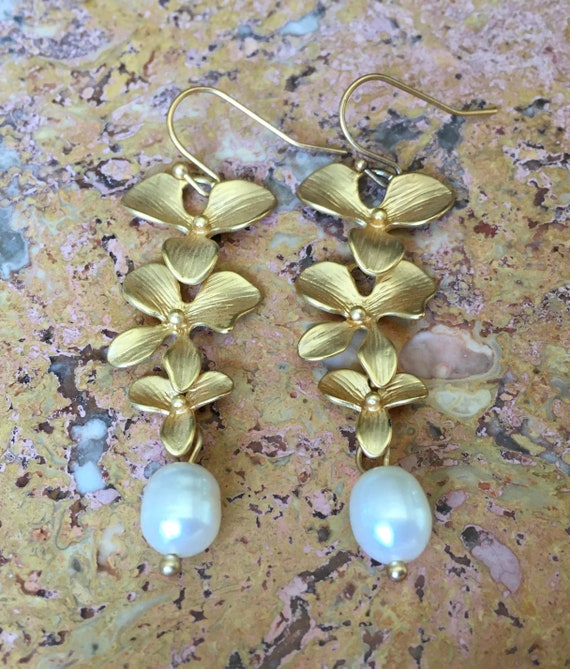Gold Tone Flower & Pearl Earrings. Romantic Victor