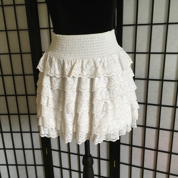 Victoria’s Secret / London Jean White Lace Eyelet Ruffle Mini Skirt. Fits Extra Small. Stretchable Waistband 24” to 28”.