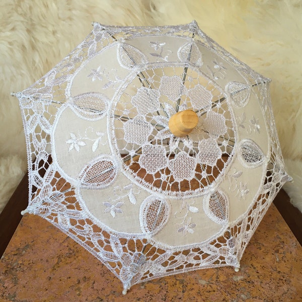 11.25” Diameter Small Decorative Victorian Motif Romantic White Lace Parasol Umbrella. 9.25” Long Wooden Handle. In New Condition.