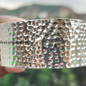 Vackert brett hamrat armband i sterlingsilver, armband i 925 sterlingsilver, stapelbart armband, present till mamma, silverarmband, armband