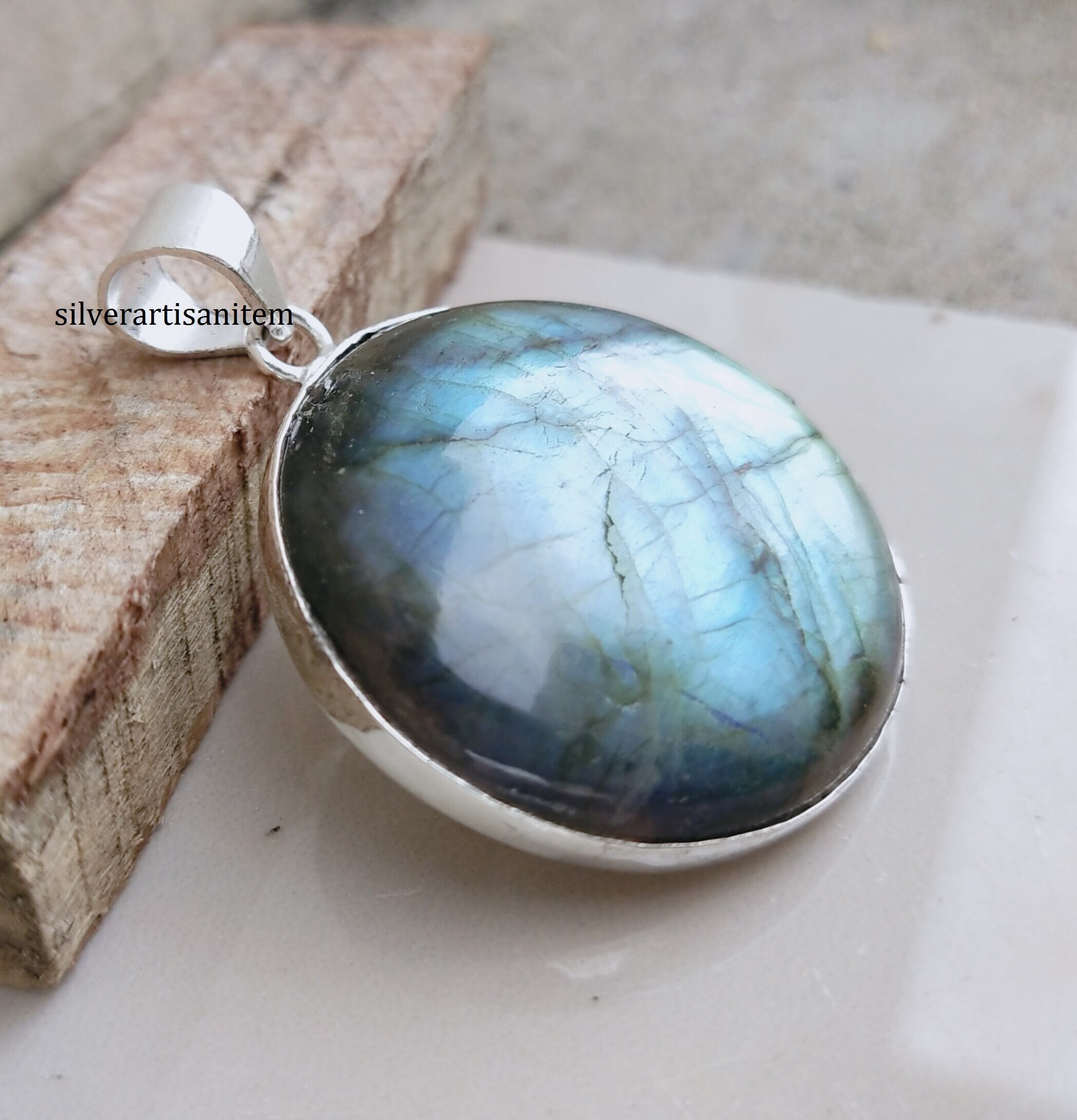 Pendentif En Labradorite Bleue Feu - Pierre Précieuse 55cts - Monture Plaqué Argent - Fait Main En Inde - NEUF