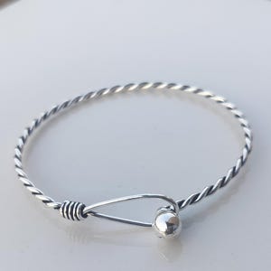 Armband i 925 sterlingsilver med tvinnat rep: Hantverksmässigt krokspänne.