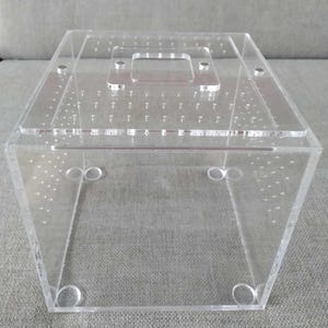 ユニークな上部開閉式透明プレキシガラステラリウム 15x15x15 cm / 5,90 インチ マグネット蓋と給餌穴付き