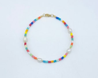 Cheerfully colored beaded anklet, anklet in a colorful mix of colors and pearls, mixed, colorful, hip and refined ankle accessory