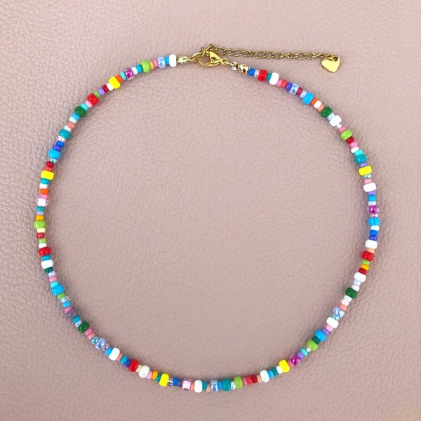 Handgemaakte zomerse kralenketting, veelkleurige hippe ketting, gemengde en kleurrijke choker, speels ontwerp