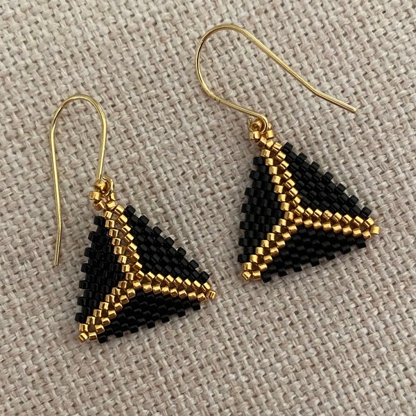 Orecchini triangolari punto Peyote in nero con oro, orecchini geometrici intrecciati a mano, orecchini triangolari affascinanti ed eleganti