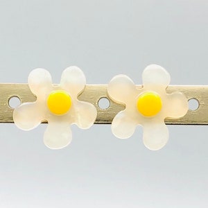 Fresh and cheerful: Daisy stud earrings for every occasion, daisy earrings, cute flower earrings, simple yet elegant, trendy