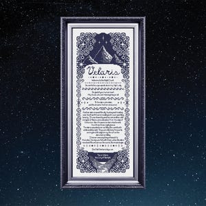 Puede incluir: Una obra de arte en punto de cruz enmarcada con la palabra "Velaris" y montañas. El texto azul oscuro incluye frases como "Welcome to the Night Court" y otros versos. El marco es de color gris oscuro. Es una pieza decorativa.