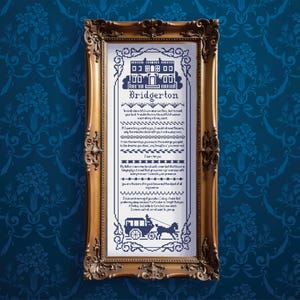 Puede incluir: Un bordado en punto de cruz enmarcado con la palabra "Bridgerton" y una cita, en hilo azul marino sobre fondo blanco. El marco dorado adornado se encuentra sobre un fondo de pantalla floral azul oscuro.