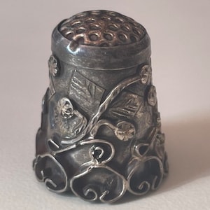 Vintage Poppy and Vine Thimble. Engraved Mexico  925 Silver.