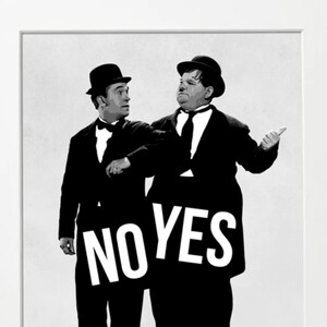 Puede incluir: Foto en blanco y negro de dos hombres con traje y pajarita. Los hombres est&aacute;n de pie uno al lado del otro, uno de ellos sosteniendo un cartel que dice "NO YES".