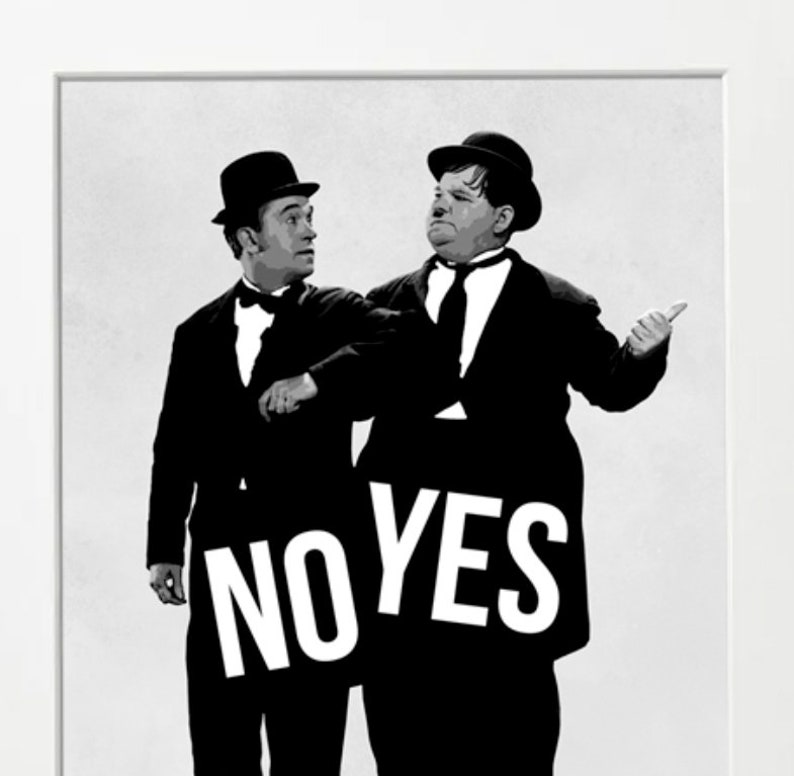 Puede incluir: Foto en blanco y negro de dos hombres con traje y pajarita. Los hombres est&aacute;n de pie uno al lado del otro, uno de ellos sosteniendo un cartel que dice "NO YES".