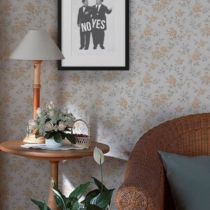 Puede incluir: Una fotograf&iacute;a en blanco y negro de dos hombres sosteniendo un cartel que dice "NO YES". La foto est&aacute; enmarcada en un marco negro y est&aacute; colgada en una pared con un patr&oacute;n floral.