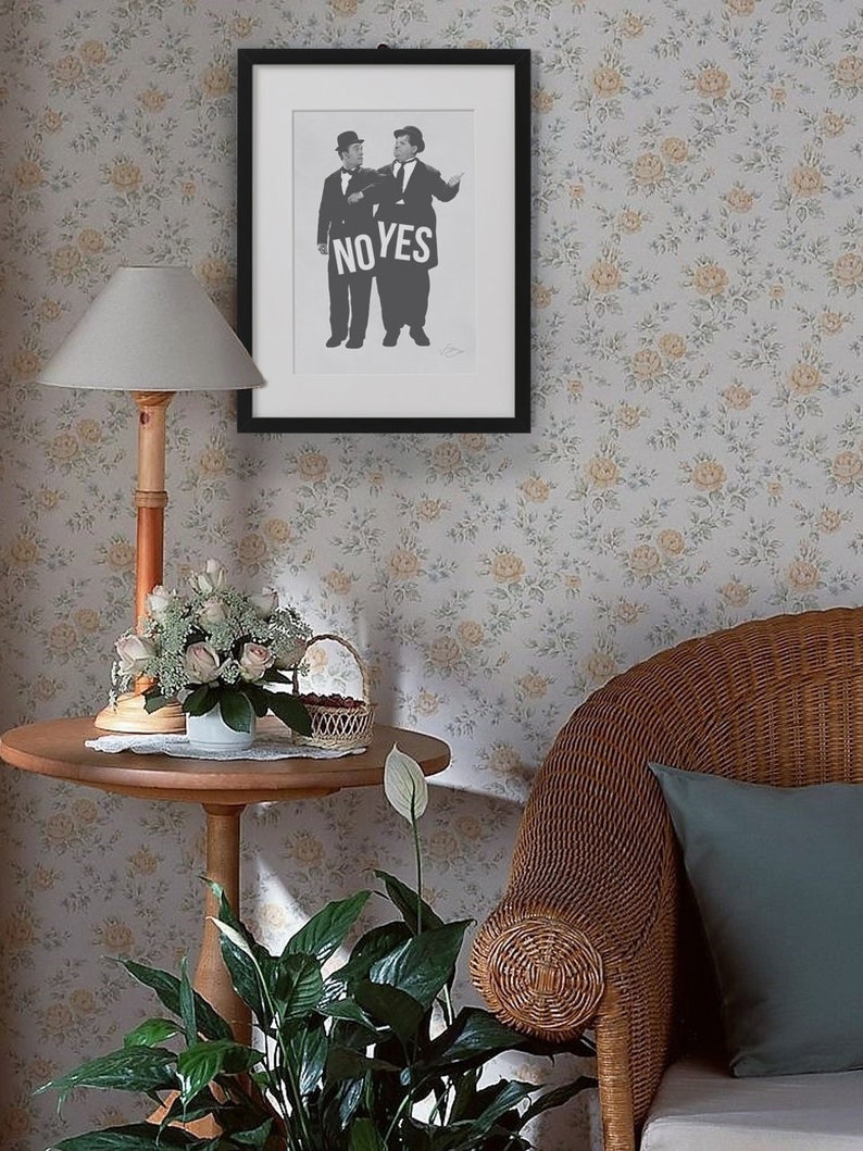 Puede incluir: Una fotograf&iacute;a en blanco y negro de dos hombres sosteniendo un cartel que dice "NO YES". La foto est&aacute; enmarcada en un marco negro y est&aacute; colgada en una pared con un patr&oacute;n floral.