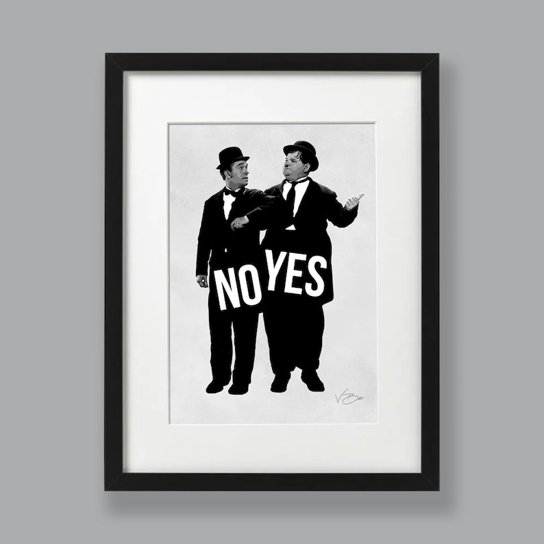 Puede incluir: Foto en blanco y negro de dos hombres con traje y sombrero sosteniendo un cartel que dice "NO YES".