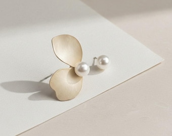 Blume Blatt zierliche Ohrstecker - Asymmetrische Minimalist Schmuck für den Alltag