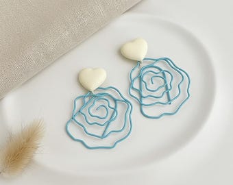 Blaue Blumenohrringe - Exquisites Hohlrosendesign für den Sommer