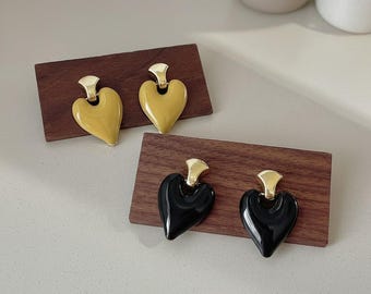 Zierliche herzförmige Ohrstecker versilbert - Tropfglasur Schmuck für den Alltag
