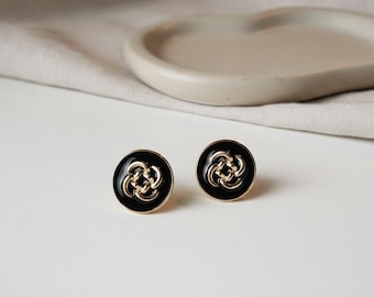 Zierliche Schwarze Kamelie Ohrstecker - Eleganter Emaille Schmuck für jeden Tag