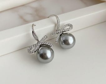 Pendientes delicados de perlas grises con lazo y detalles de circonitas / Joyería minimalista y elegante para el día a día.