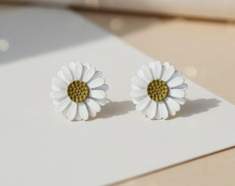 Zierliche weiße Gänseblümchen Ohrstecker - versilberte florale Ohrstecker für den Alltag