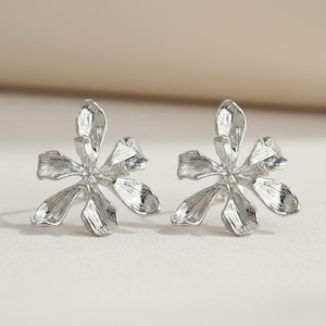 Sierlijke bloemenoorbellen - uniek irisontwerp voor dagelijks gebruik - sieraden cadeau voor haar