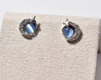Mond-Stern-Katzenauge-Bolzenohrringe mit blauem Glasstein und CZ-Akzenten