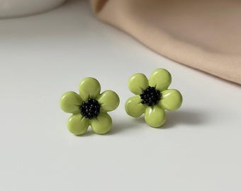 Zierliche Versilberte Blumen Ohrstecker in Avocado Grün für den Alltag