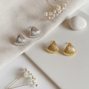 Pendientes de botón de concha de oro de 14 quilates / Joyería elegante bañada en plata para uso diario / Regalo para ella