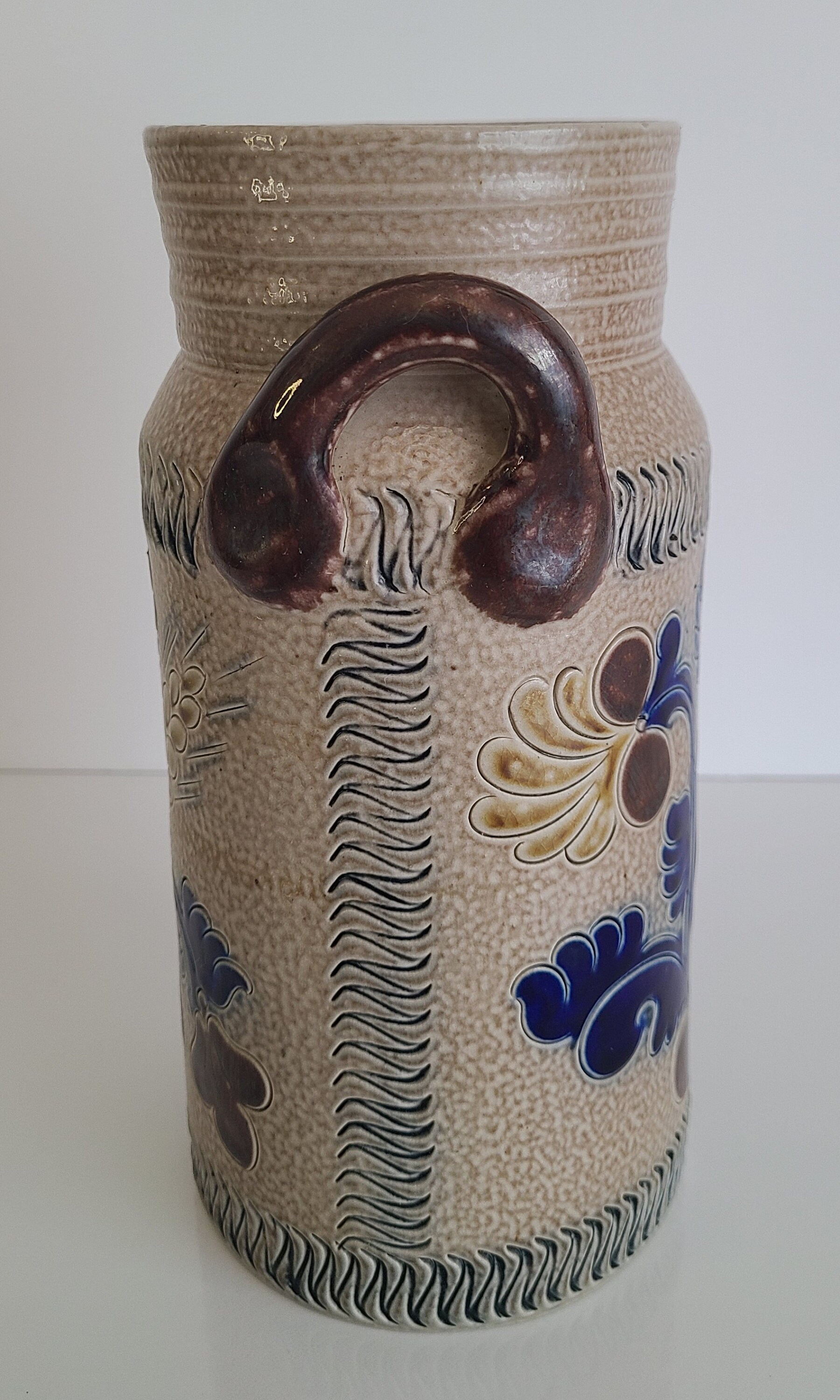 Mid Century Modern Handarbeit Pottery Vase Handmade in Mid Century Modern Handarbeit Pottery Vase Handmade in