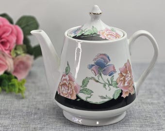 Tetera de porcelana vintage de la colección Whispering Blossom, fabricada en Japón con peonías.